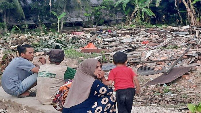 RUMAH JUNAEDI DIROBOHKAN - Suasana rumah keluarga Junaedi (17) pelaku pembunuhan yang menewaskan satu keluarga di Desa Babulu Laut, Kecamatan Babulu, Penajam Paser Utara (PPU) Kalimantan Timur (Kaltim), kini rata dengan tanah pada Sabtu (11/2/2024). Pembongkaran bangunan yang dilakukan warga ini, juga dibantu dengan adanya alat berat dari pemerintah yakni satu unit ekskavator.