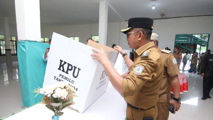 TPS PEMILU DI BALIKPAPAN - Wali Kota Balikpapan, Rahmad Masud ketika meninjau TPS di Kota Balikpapan, Kalimantan Timur, Selasa (13/2/2024). Rahmad Masud memastikan para Kelompok Penyelenggara Pemungutan Suara (KPPS) menguasai tugas, pokok dan fungsinya.