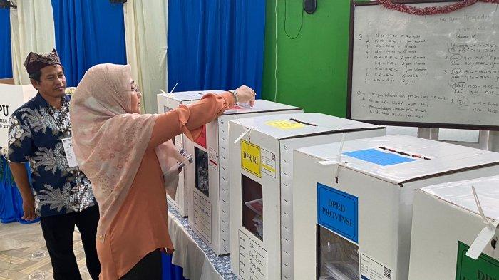 BUPATI BERAU COBLOS - Bupati Berau Sri Juniarsih saat menyalurkan hak di Pemilu 2024, Rabu (14/2/2024).