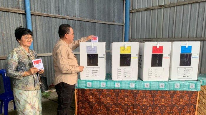 Pj Bupati PPU Makmur Marbun bersama istri coblos di TPS 27 Penajam, Rabu (14/2/2024). 