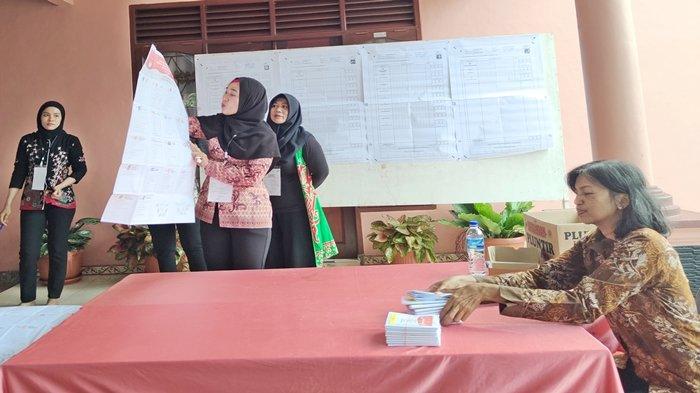 PRABOWO GIBRAN MENANG - Proses perhitungan jumlah suara di TPS 11, Perumahan TNI, Sepinggan Baru, Balikpapan Selatan, Kota Balikpapan, Kalimantan Timur pada Rabu (14/2/2024). Ketua KPPS TPS 11 RT 12, Serikatin, mengatakan, pencoblosan yang didominasi oleh keluarga TNI ini berjalan secara lancar, aman terkendali.