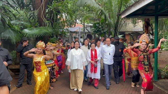 Bersama keluarga, Ketua Umum DPP PDI Perjuangan (PDIP), Megawati Soekarnoputri menggunakan hak suaranya dengan mendatangi tempat pemungutan suara (TPS) 053, Kebagusan, Pasar Minggu, Jakarta Selatan, Rabu (14/2/2024).