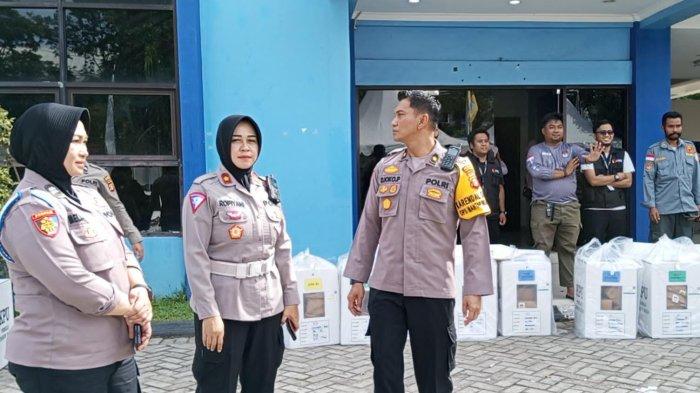Setelah pemungutan suara, kotak suara di Balikpapan dipindahkan ke Kantor Kecamatan dengan pengawalan ketat petugas kepolisian dan Satlinmas untuk memastikan keamanan dan keutuhan logistik pemilu, Kamis (15/2/2024). 