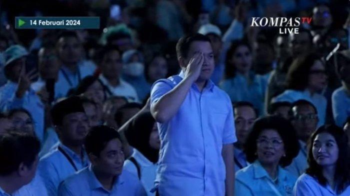 Salah satu sekretraris pribadi Prabowo Subianto disapa saat pidato kemenangan di Istora Senayan, Rabu (14/2/2024). Prabowo juga mengenalkan dua sekretaris pribadi lainnya, disebut masih bujang dan dipromosikan bagi yang cari menantu.
