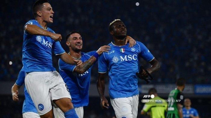 Penyerang Napoli asal Nigeria Victor Osimhen (kanan) merayakan bersama rekan satu timnya setelah mencetak gol penalti dalam pertandingan sepak bola Serie A Italia Napoli vs Sassuolo pada 27 Agustus 2023 di stadion Diego Armando Maradona di Naples.