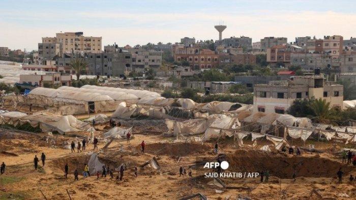 CEKUNGAN TANAH- Beberapa cekungan tanah dari hasil pemboman beberapa roket Israel ke tenda-tenda pengungsi di Rafah. Setidaknya 95 warga sipil, hampir setengah dari mereka adalah anak-anak tewas dalam empat serangan tidak sah di Rafah.