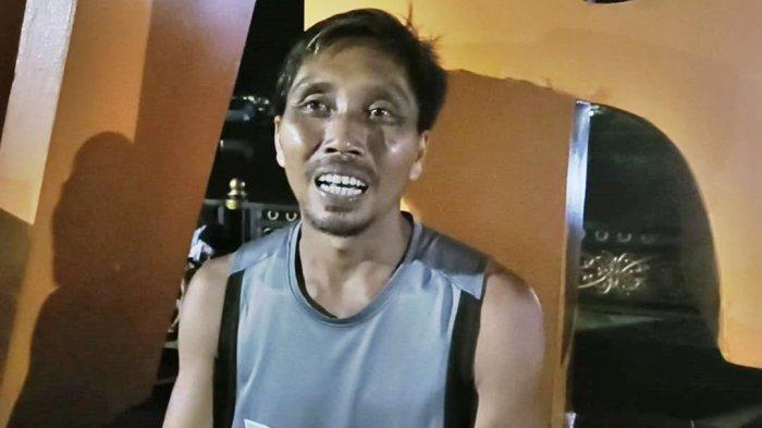 NAZAR PENDUKUNG PRABOWO - Samsudyn, warga asal Kecamatan Muara Komam yang menunaikan nazarnya dengan aksi jalan kaki dan joging ke Kota Tanah Grogot atas dukungan Prabowo-Gibran yang sementara berada di puncak klasemen, saat foto bersama dengan Ketua TKD Prabowo-Gibran Paser, Zulkifli pada 17 Februari 2024 mala di Siring Kandilo, Kabupaten Paser, Kalimantan Timur. 