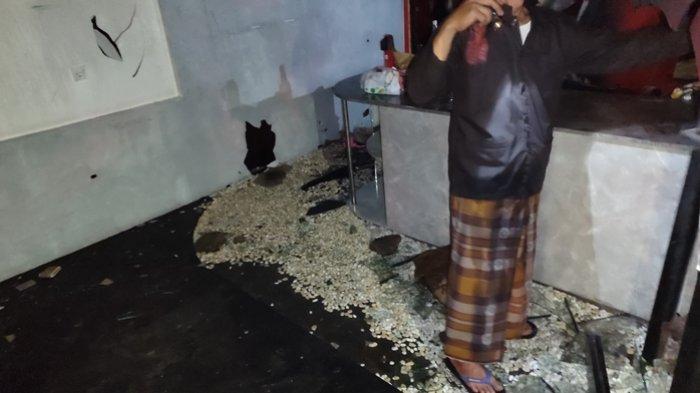 Sebuah kafe di kawasan Kampung Baqa Kecamatan Samarinda Seberang, Kota Samarinda, terbakar dinihari tadi, Minggu (18/2/2024).