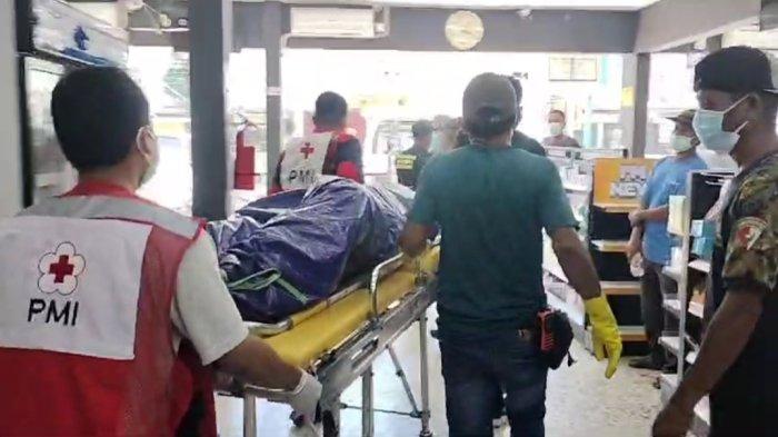 PENEMUAN MAYAT BERTHA - Jasad korban yang teridentifikasi bernama Bertha (56) saat dibawa tim evakuasi gabungan ke RSUD AW Sjahranie Samarinda, Kalimantan Timur pada Minggu (18/2/2024). 