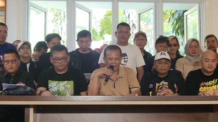 Sejumlah relawan organisasi pendukung pasangan calon presiden dan wakil presiden nomor urut 3, Ganjar Pranowo-Mahfud MD, yang tergabung dalam Petisi Brawijaya memberikan pernyataan sikap di Kebayoran Baru, Jakarta, Minggu (18/2/2024).