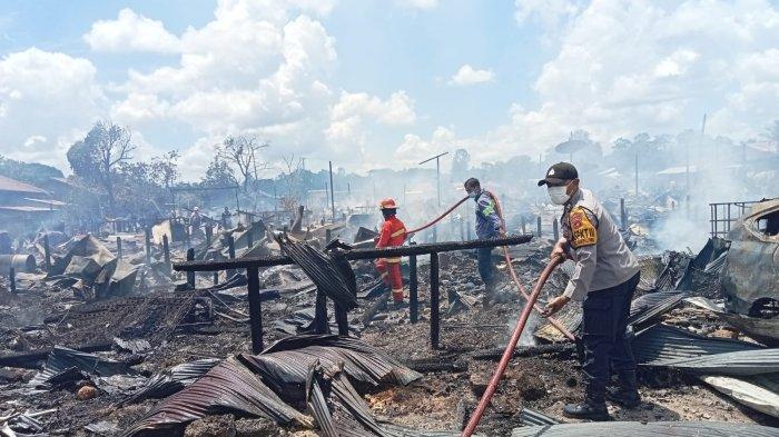 KORBAN KEBAKARAN BERAU - Proses pemadaman kebakaran di Kampung Pegat Bukur, Berau. Tim Reaksi Cepat Disdukcapil Berau mempersiapkan pendataan korban kebakaran di Kampung Pegat Bukur, Kabupaten Berau, Kalimantan Timur, Senin (19/2/2024). 