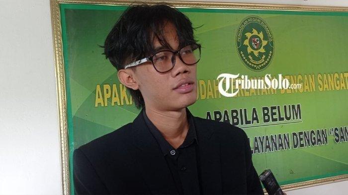 Almas Tsaqibbirru, saat menghadiri sidang gugatan wanprestasi di Pengadilan Negeri Kota Solo, Senin (12/2/2024). Almas mencabut gugatan wanprestasi sebesar 10 juta kepada Gibran Rakabuming Raka.