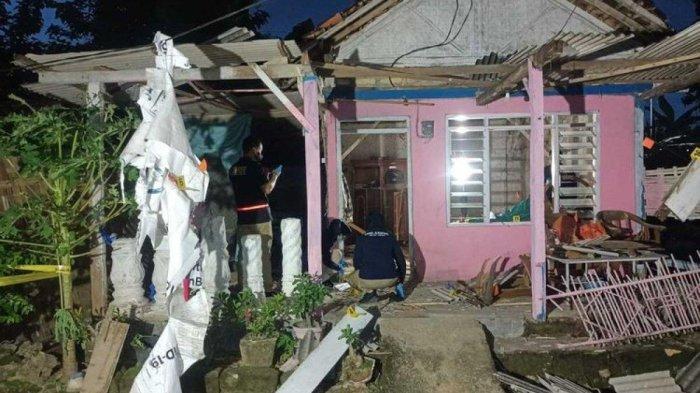 DILEMPAR BOM -  Rumah Kusyairi (53) warga Dusun Timur, Desa Nyalabu Daja, Kecamatan Pamekasan, porak poranda diduga dibom orang tak dikenal, Senin (19/2/2024) dini hari.