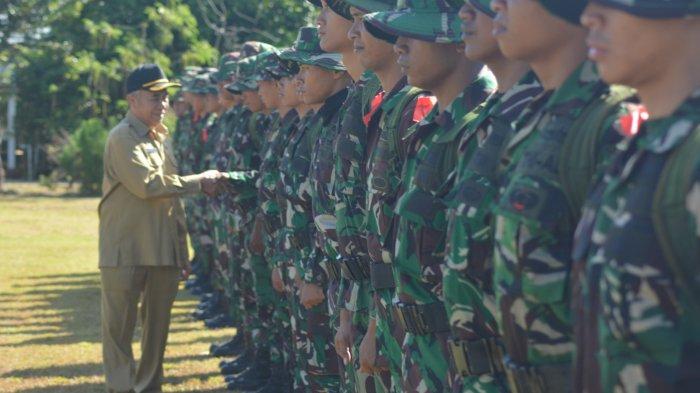 TMMD KUTAI BARAT - Wakil Bupati H Edyanyo Arkan, menyapa personel TNI pada apel pembukaan TMMD Ke 119, di lapangan Kodim Kubar, Selasa (20/2/2024). Dandim Kubar Letkol CZI Eko Handoyo, mengungkapkan dengan terselenggaranya program ini akan mendukung pemerataan pembangunan di Kutai Barat.