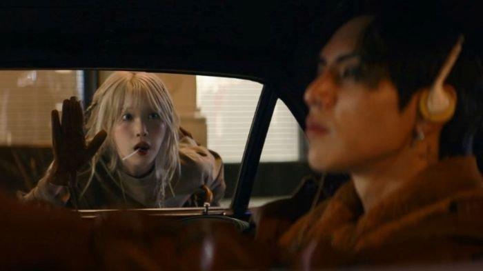 IU SHOPPER. Potret IU dan DPR Ian di music video 'Shopper'.