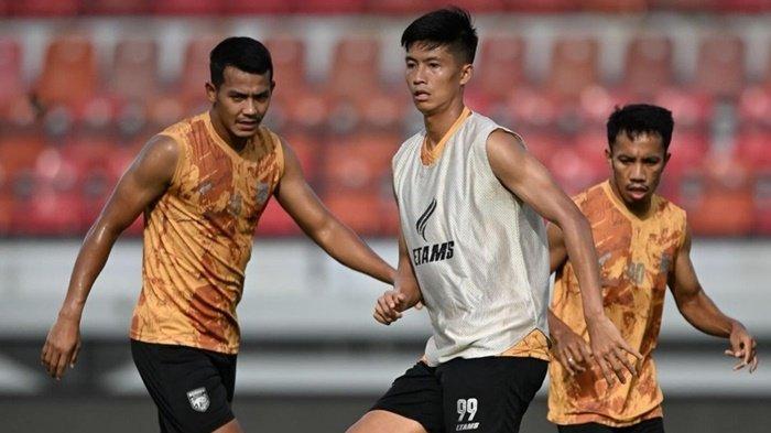 Win Naing Tun, Leo Guntara, dan M. Sihran saat sesi latihan Borneo FC di Stadion Segiri Samarinda, Kalimantan Timur. 