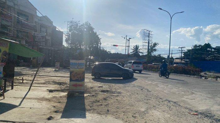 PROYEK DAS AMPAL - Suasana di tepi Jalan MT Haryono Balikpapan yang terdampak proyek DAS Ampal, Kamis (22/2/2024). Pemerintah Kota Balikpapan mengklaim proyek DAS Ampal di Jalan MT Haryono telah selesai 100 persen, namun kenyataannya badan jalan masih dalam kondisi pengecoran, menyebabkan debu dan merugikan UMKM yang terdampak tanpa adanya kompensasi yang nyata.TRIBUNKALTIM.CO/MOHAMMAD ZEIN RAHMATULLAH
