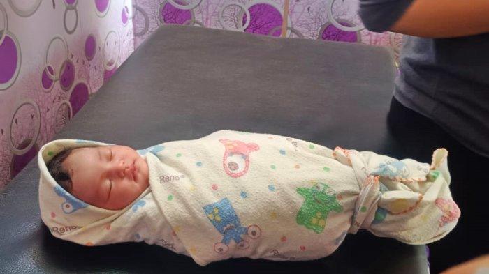 BAYI SAMARINDA DIBUANG - Potret bayi perempuan yang ditemukan warga di Perumahan Samarinda Hills, Kota Samarinda, Kalimantan Timur pada Kamis (22/2/2024) pagi. Kondisi bayi masih hidup dan segera kemudian dievakuasi ke RSUD Inche Abdoel Moeis Samarinda.
