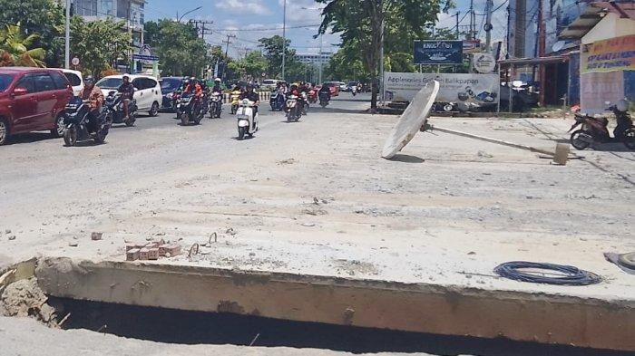 PROYEK DAS AMPAL - Proyek DAS Ampal di Jalan MT Haryono, Kota Balikpapan, Kalimantan Timur diklaim telah selesai 100 persen oleh Walikota Rahmad Masud. Namun DPRD Balikpapan kontra, proyek DAS Ampal belum selesai, masih banyak kekurangan. Dan Wakil ketua DPRD Balikpapan, Sabaruddin Panrecalle, menyebutkan bantuan dana kerahiman tersebut kurang tepat, Kamis (22/2/2024). 