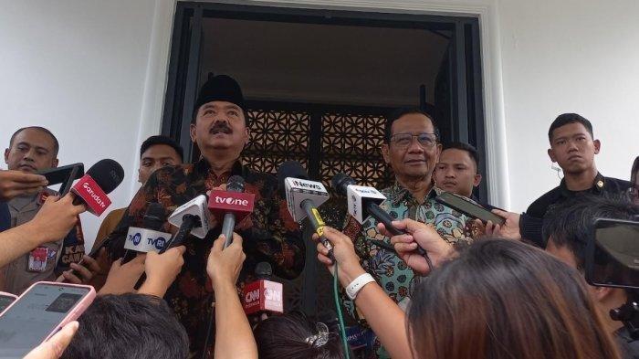 MAHFUD MD - Menko Polhukam Hadi Tjahjanto usai melakukan pertemuan dengan mantan Menko Polhukam sebelumnya yakni Mahfud MD di kawasan Kuningan Jakarta, Kamis (22/2/2024). Penjelasan Mahfud MD terkait langkahnya usai Pilpres 2024. Cawapres 03, pasangan Ganjar Pranowo ini enggan berandai-andai.