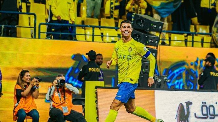 Senyuman bintang Al Nassr, Cristiano Ronaldo setelah mencetak gol ke gawang Al Fateh pada pekan ke-20 Liga Arab Saudi, Minggu (18/2/2024) dini hari WIB.