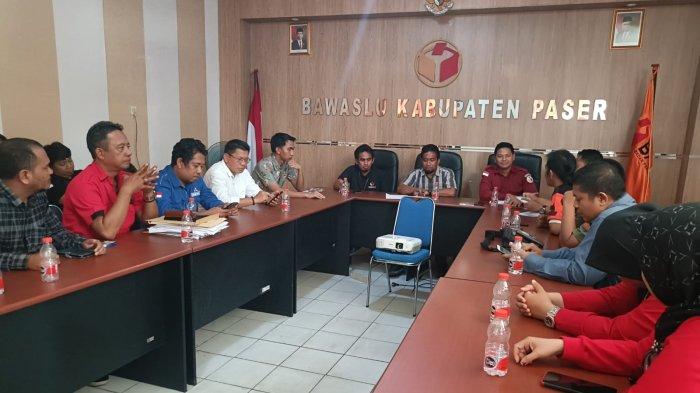 PROTES - Ketua Bawaslu Paser, Nur Khamid saat menerima sejumlah perwakilan pengurus Partai Politik (Parpol) bersama Ormas Pemuda Pancasila (PP) Paser dalam menyampaikan adanya dugaan penggelembungan suara, Jumat (23/2/2024).TRIBUNKALTIM.CO/SYAIFULLAH IBRAHIM
