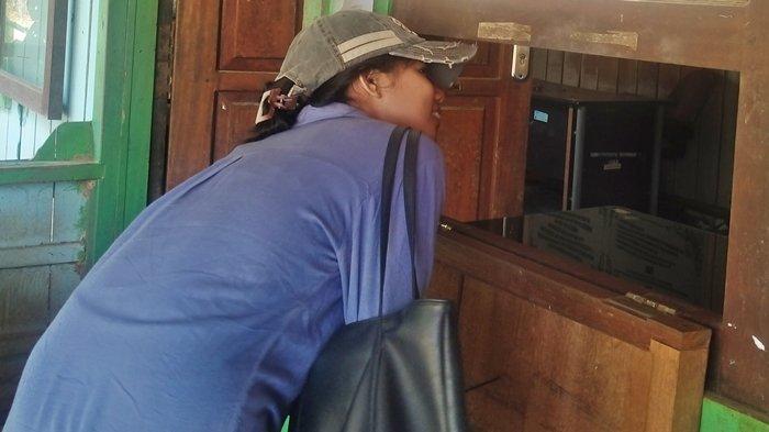 KTP ELEKTRONIK MAHULU - Suasana di kantor dinas Dukcapil saat pengurusan KTP Mahakam Ulu. Kali ini Kadis Dukcapil Mahulu Yordanus Dani sebut KTP Pemilih Pemula aman. Yordanus Dani memastikan pemilih pemula atau pemilih yang telah berusia 17 tahun pada hari pemungutan suara Pemilu 2024 akan mendapatkan KTP elektronik, Jumat (23/2/2024).