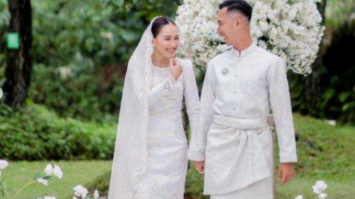 AYU TING TING - Acara lamaran Ayu Ting Ting dan Lettu Fardana. Kakak Lettu Fardana ungkap kisah asmara adiknya dengan Ayu Ting Ting. Bukan dijodohkan, namun diakui Lettu Fardana tiba-tiba minta restu.