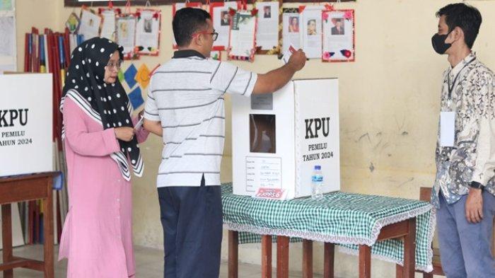 Suasana pencoblosan ulang di TPS 31 Kelurahan Damai saat Ketua KPU Kota Balikpapan, Noor Thoha memantau pelaksanaan PSU di TPS 31 Balikpapan Kota, Sabtu (24/2/2024) pagi. 