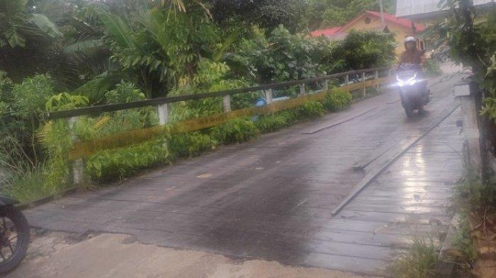 Kondisi jalan di Mahulu masih relatif sempit, mobil pemadam kebakaran tidak bisa masuk.