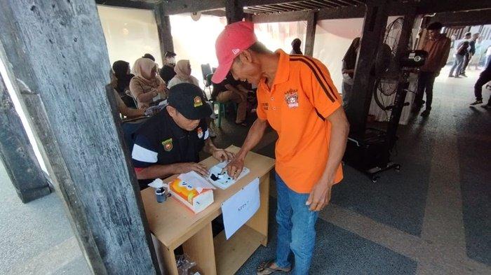 Proses pelaksanaan PSU di TPS 001 dan 003 Kelurahan Baqa di Kelurahan Tenun, Kecamatan Samarinda Seberang, Sabtu (24/2/2024).