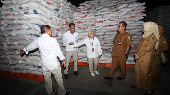 STOK BERAS KALTIM -  PJ Gubernur Kalimantan Timur, Akmal Malik meninjau ketersediaan stok beras di gudang Logistik Bulog Kaltimra yang berlokasi di Kawasan Gunung Malang, Kota Balikpapan, Provinsi Kalimantan Timur pada Senin (26/2/2024). Akmal Malik tegaskan kepada masyarakat untuk tidak panik memborong banyak beras sebab kondisi pasokannya stabil saja.