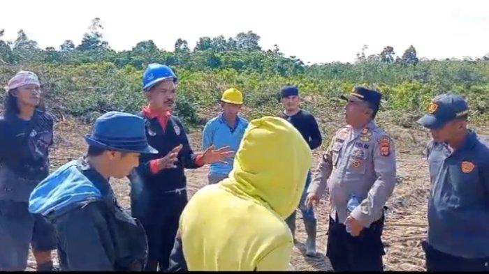 POLEMIK BANDARA VVIP - Tangkapan layar saat anggota kelompok tani Saloloang Penajam Paser Utara bertemu dengan pekerja, agar mereka menghentikan aktivitas terlebih dahulu pembangunan Bandara VVIP IKN Nusantara. Kapolres PPU AKBP Supriyanto hanya membenarkan adanya penangkapan terhadap sembilan orang petani di Penajam Paser Utara, Kalimantan Timur, Selasa (27/2/2024).