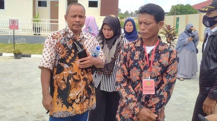 Ketua RT 18 dan keluarga korban usai memberikan kesaksian dalam sidang perdana kasus pembunuhan sekeluarga di Kecamatan Babulu, Kabupaten Penajam Paser Utara, Selasa (27/2/2024).