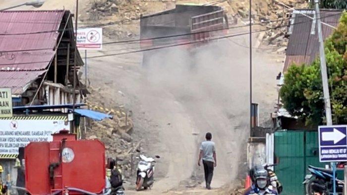 PROYEK TEROWONGAN SAMARINDA - Jalan Kakap Samarinda, sempat berdebu saat cuaca panas. Dampak proyek pembangunan Terowongan Gunung Manggah, Kota Samarinda, Kalimantan Timur, Selasa (27/2/2024). Perbaikan jalan tersebut pun, harapannya dapat selesai di pekan depan. Sehingga masyarakat setempat kembali nyaman saat mengakses jalan tersebut.