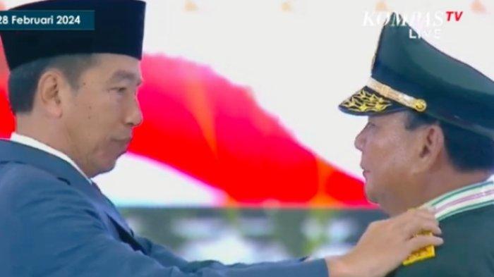 PECAH KONGSI - Presiden Jokowi sematkan pangkat jenderal kehormatan bintang empat kepada Prabowo Subianto, Rabu (28/2/2024). 