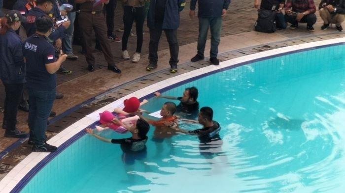 Rekonstruksi atau reka adegan kasus kematian Dante, anak Tamara Tyasmara di kolam renang umum kawasan Duren Sawit, Jakarta Timur, Selasa (28/2/2024).