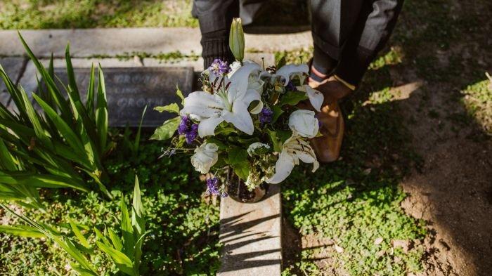 ZIARAH KUBUR - Berikut adalah pemaparan dan informasi mengenai doa ziarah kubur untuk orang tua laki-laki yang telah meninggal dan adab melakukan ziarah.