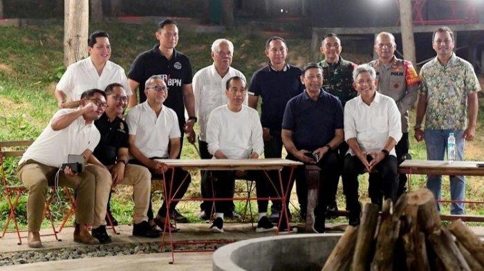 SIKAP AHY - Presiden Jokowi bersama sejumlah menteri menginap di IKN Nusantara, terlihat Agus Harimurti Yudhoyono ikut serta. Satu pekan jadi Menteri ATR/BPN, sikap AHY soal IKN Nusantara langsung berubah. Pembelaan Demokrat soal perubahan sikap AHY usai jadi Menteri Jokowi