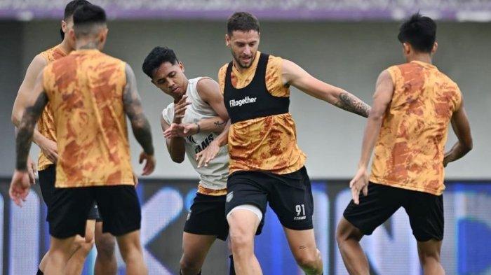 PERSITA VS BORNEO - Situasi pemanasan para pemain Borneo FC Samarinda di Stadion Indomilk Arena. Pelatih Borneo FC Samarinda, Pieter Huistra mengatakan Persita Tengerang tim yang cukup baik. Namun, mereka harus berjuang dari posisi papan bawah, Jumat (1/3/2024).
