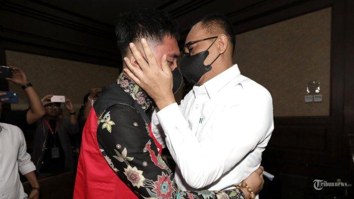 Terdakwa kasus gratifikasi dan tindak pidana pencucian uang (TPPU) Rafael Alun Trisambodo berpelukan dengan putranya Mario Dandy sebelum mengikuti sidang lanjutan di Pengadilan Tipikor, Jakarta, Senin (6/11/2023). Sidang tersebut beragendakan mendengarkan keterangan dua saksi dari jaksa penuntut umum (JPU), yaitu Mario Dandy yang merupakan terpidana kasus penganiayaan berat dan Accounting Bilik Kopi Equity Ikhfa Fauziah.