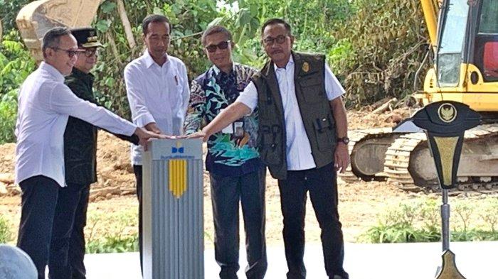 BANGUN IKN NUSANTARA - Presiden Joko Widodo melakukan peletakan batu pertama atau groundbreaking pembangunan Bankaltimtara di IKN Nusantara, Kalimantan Timur, Jumat (1/3/2024). Kepala Otorita IKN Bambang Susantono menyampaikan pembangunan kantor cabang Bankaltimtara di IKN diharapkan dapat memberikan layanan perbankan yang lebih mudah diakses dan terjangkau kepada masyarakat Nusantara.