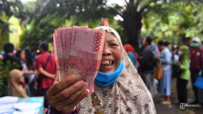 Warga mendapatkan Bantuan Sosial (Bansos) Program Keluarga Harapan (PKH) berupa uang di Kelurahan Polowijen, Kecamatan Blimbing, Kota Malang, Jawa Timur, Jumat (1/3/2024). Akan ada 5 bansos yang cair pada Maret 2024. BLT Mitigasi Rp 600 ribu, beras 10 kg, dan PKH dengan nominal paling besar Rp 750 ribu. Cek cekbansos.kemensos.go.id.
