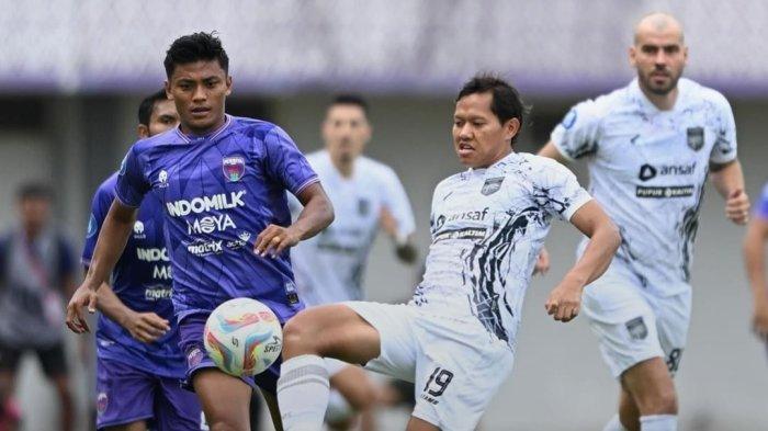PERSITA VS BORNEO FC - Hasil babak pertama laga Liga 1 Persita vs Borneo FC pada Sabtu 2 Maret 2024 sore. Kedua tim saling jual beli serangan. Kali ini Borneo FC mendominasi lapangan hijau.