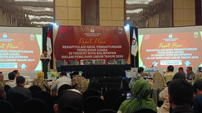 RAPAT PLENO PEMILU - Ketua KPU Kota Balikpapan, Noor Thoha menyampaikan sambutannya saat pembukaan rapat pleno rekapitulasi penghitungan suara Pemilu 2024 di hotel Novotel Balikpapan.TRIBUNKALTIM.CO/ZAINUL