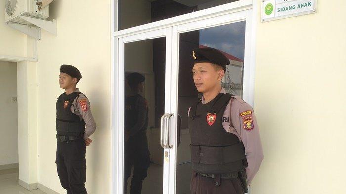 Pengamanan sidang perdana kasus pembunuhan sadis di Babulu, Penajam Paser Utara, beberapa waktu lalu.