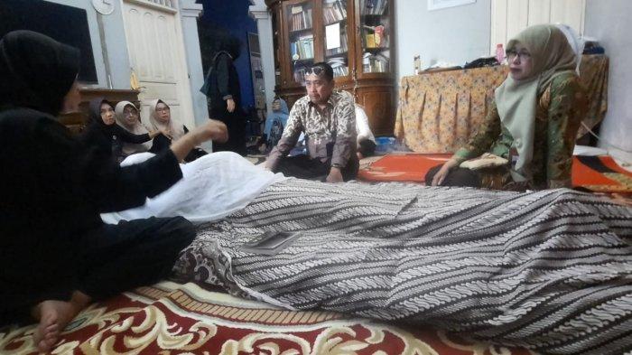 MULIADI TUTUP USIA - Suasana duka kediaman almarhum Muliadi, Mantan Plt. Sekretaris Daerah (Sekda) PPU periode 2021 yang terletak di Perumahan Dosen Unmul, Sempaja Samarinda Utara, Kalimantan Timur Selasa (5/3/2024). 