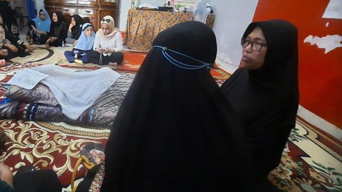 Suasana duka di kediaman almarhum Muliadi, mantan Plt Sekda PPU periode 2021 yang terletak di Perumahan Dosen Unmul, Sempaja, Samarinda Utara, Selasa (5/3/2024).