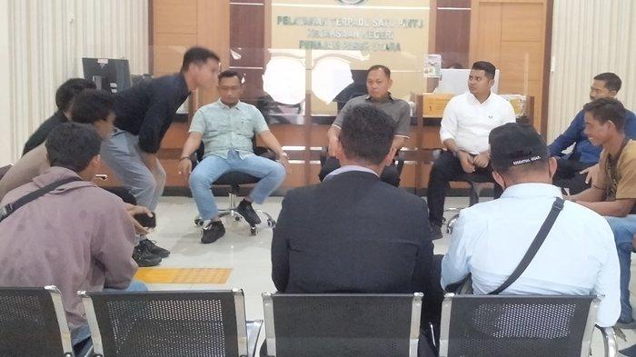 SIDANG JUNAEDI - Keluarga korban saat diberi penjelasan dari penuntut umum mengenai tuntutan 10 tahun penjara. Kesedihan bercampur kekecewaan tampak jelas di wajah mereka saat mengetahui Junaedi hanya dituntut 10 tahun penjara, Rabu (6/3/2024).