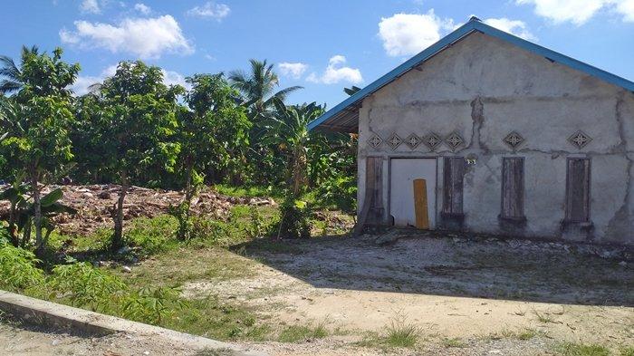 KASUS JUNAEDI BABULU - Rumah korban pembunuhan sadis oleh Junaedi di Babulu, Penajam Paser Utara, juga bakal dirobohkan. Sebelumnya, rumah tersangka Junaedi yang berada tepat di samping rumah korban juga sudah dirobohkan terlebih dahulu pada Sabtu 10 Februari 2024. 